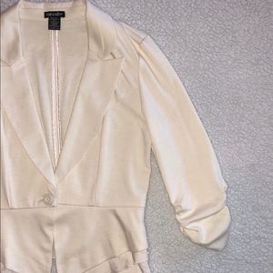 Medium cream ruffle blazer